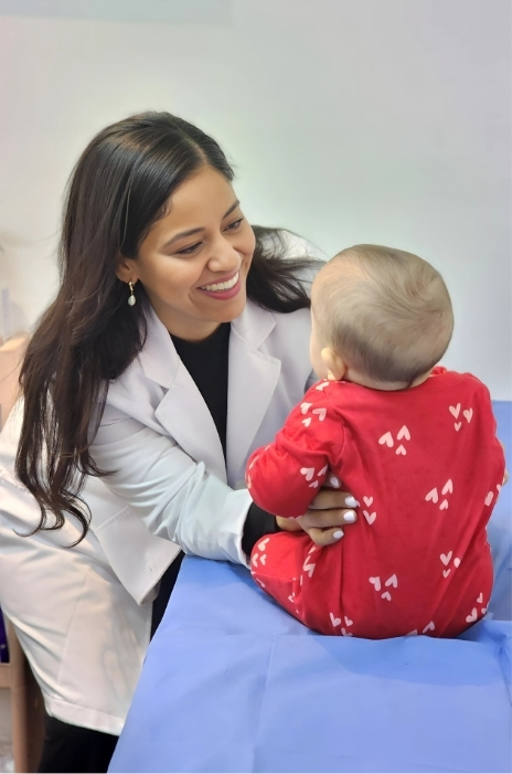 Doctora Corazón en consulta con bebé.