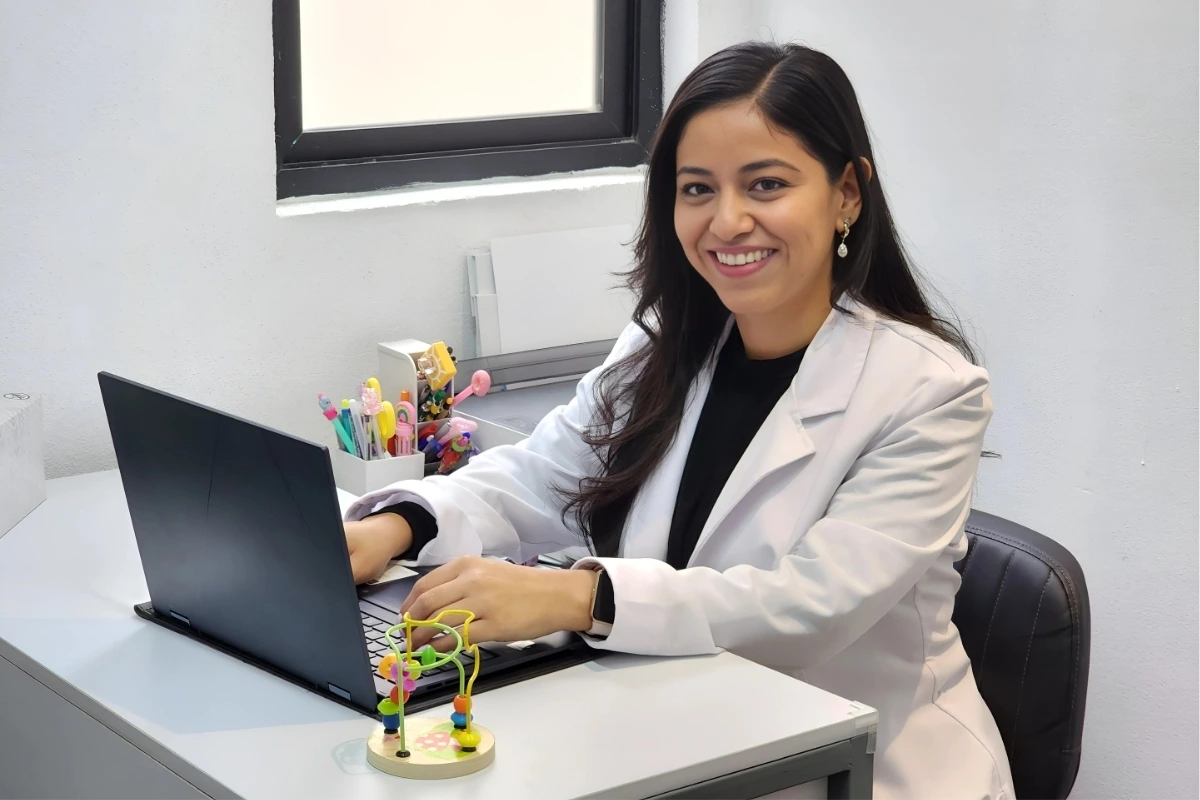 Pediatra de Monterrey dando asesoría de lactancia en su consultorio.