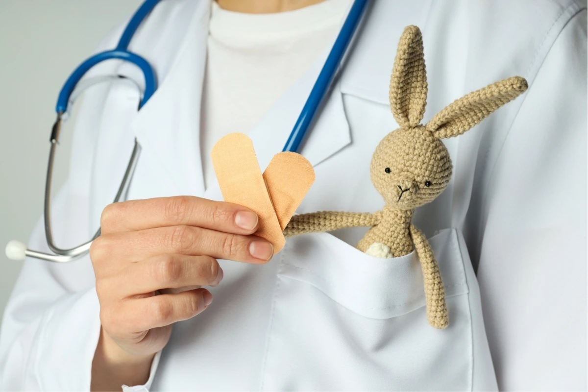 Médico en consulta- Salud infantil.